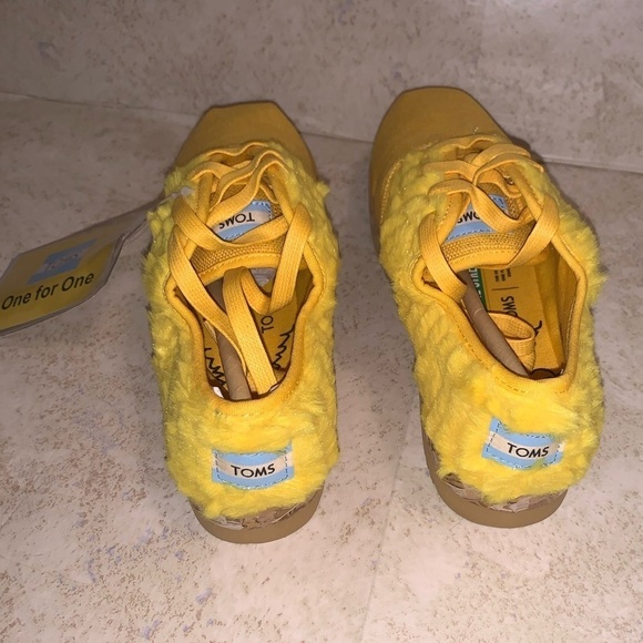Toms Limited Edition Rare Yellow Big Bird Sesame Street Sneakers Size 6 - Picture 4 of 7